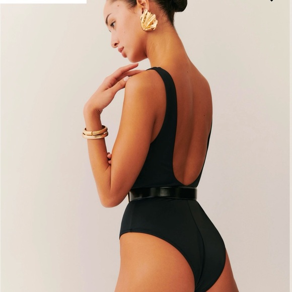 Reformation Victoria One piece swimsuit 
New with tags attached.  Size small - Picture 3 of 11